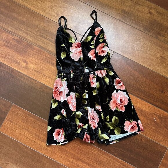 Ivy & Main Velvet Romper Black & Floral XS - Picture 2 of 6